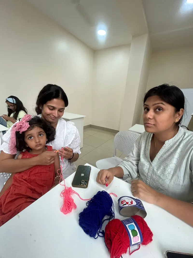 Learning crochet with a teacher's help
